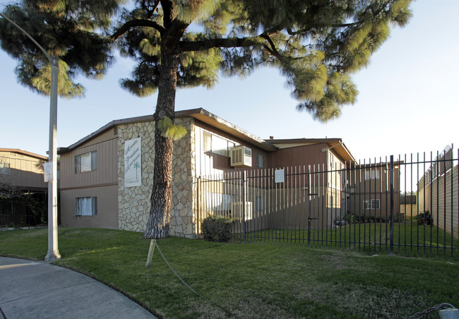 Pasadena Apartments in Pomona, CA - Foto de edificio - Building Photo