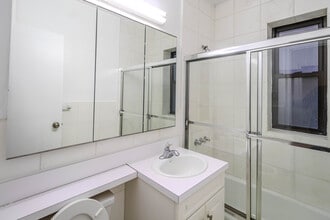 340 E 50th St, Unit 1b in New York, NY - Building Photo - Building Photo