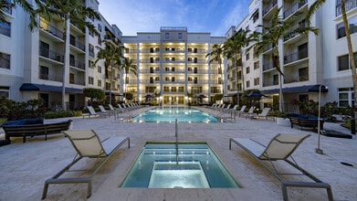 Manor in Plantation in Plantation, FL - Foto de edificio - Building Photo