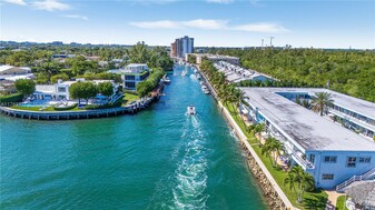 2700 NE 135th St in North Miami, FL - Building Photo