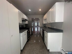 258 Old River Rd in Edgewater, NJ - Building Photo - Building Photo