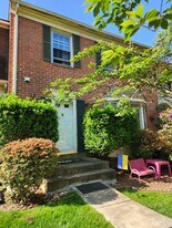 9689 Scotch Haven Dr in Vienna, VA - Building Photo