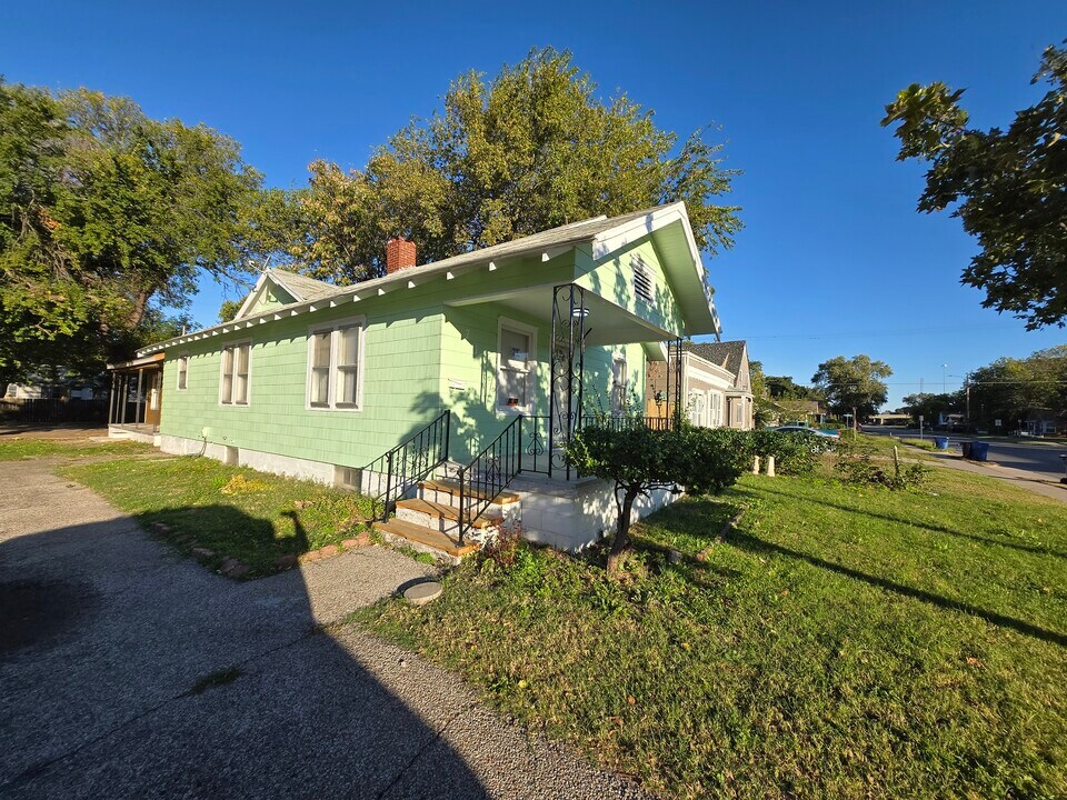 715 S Hydraulic Ave in Wichita, KS - Building Photo