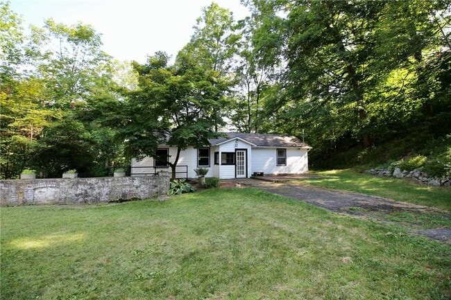37 Augusta Pl in Tuxedo Park, NY - Building Photo - Building Photo