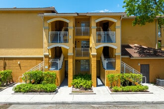 La Via Condominiums in Pembroke Pines, FL - Foto de edificio - Building Photo
