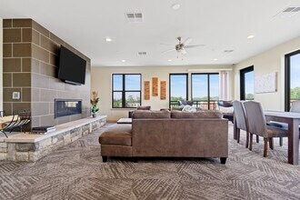 1505 Apartments + Townhomes in Grafton, WI - Foto de edificio - Interior Photo