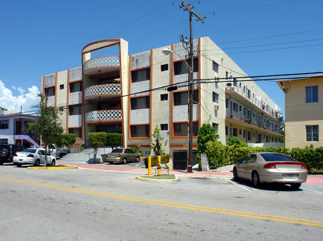 La France Apartments in Miami Beach, FL - Building Photo - Building Photo