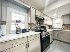 27 Honiss St in Belleville, NJ - Building Photo - Building Photo