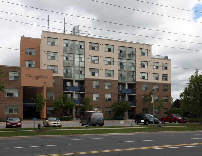 Hamilton Place in Newmarket, ON - Building Photo - Building Photo