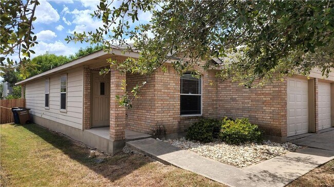 12301 Sky Harbor Dr in Austin, TX - Foto de edificio - Building Photo