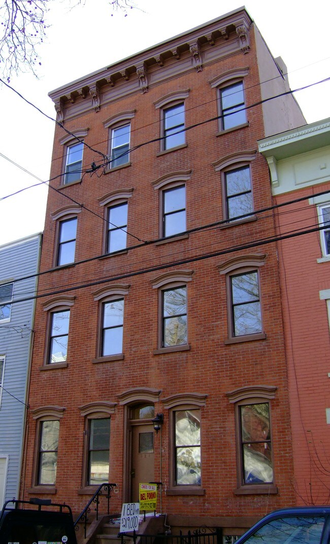 323 5th St in Jersey City, NJ - Building Photo - Building Photo