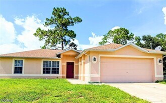106 W 5th St in Lehigh Acres, FL - Building Photo