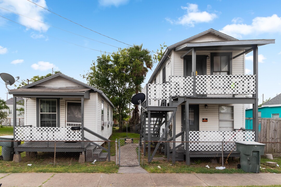 3911 & 3913 Winnie St in Galveston, TX - Building Photo