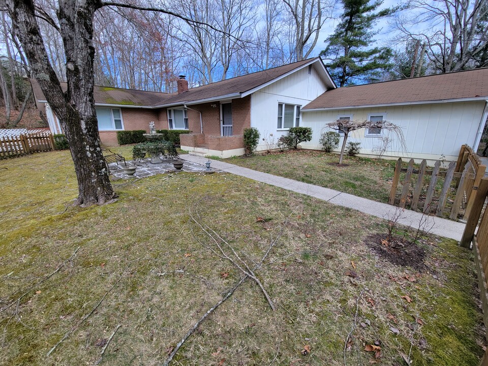 26 Massey Rd in Hendersonville, NC - Foto de edificio