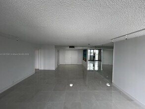 10101 E Bay Harbor Dr in Bay Harbor Islands, FL - Building Photo - Building Photo