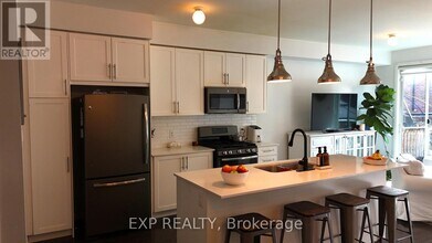 64 Henry Cres in Milton, ON - Building Photo - Building Photo