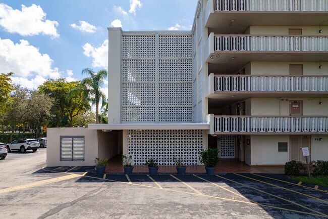 Hillcrest Country Club Apartments in Hollywood, FL - Building Photo - Building Photo