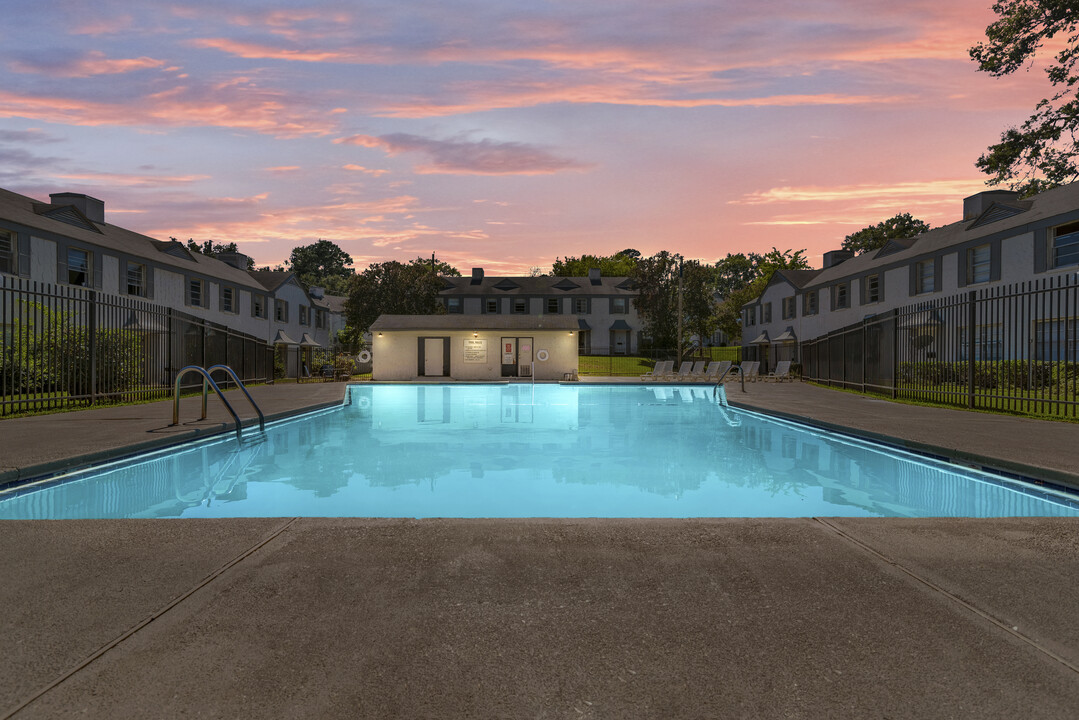 TOWNHOMES AT SOUTH HIGHLANDS in Shreveport, LA - Building Photo