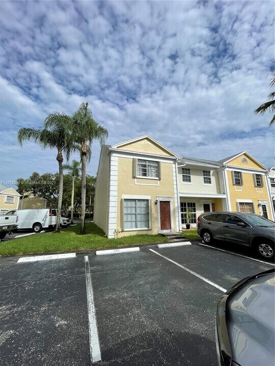2880 Belmont Ln in Hollywood, FL - Building Photo