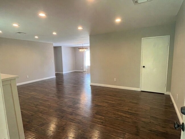 10554 Andasol Ave in Granada Hills, CA - Foto de edificio - Building Photo