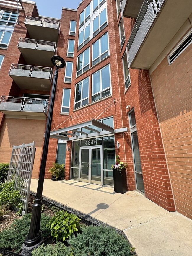 property at 4846 N Clark St
