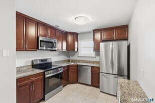 808 Twin Circle Dr in South Windsor, CT - Building Photo