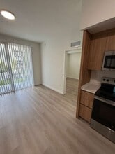 478 NW 153rd St, Unit A1 in Miami, FL - Foto de edificio - Building Photo