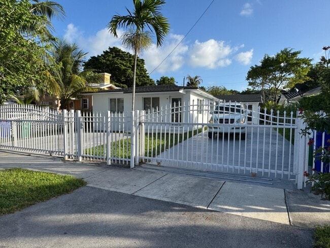 1930 NW 18th St