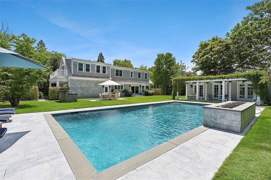 146 Coopers Farm Rd in Southampton, NY - Building Photo