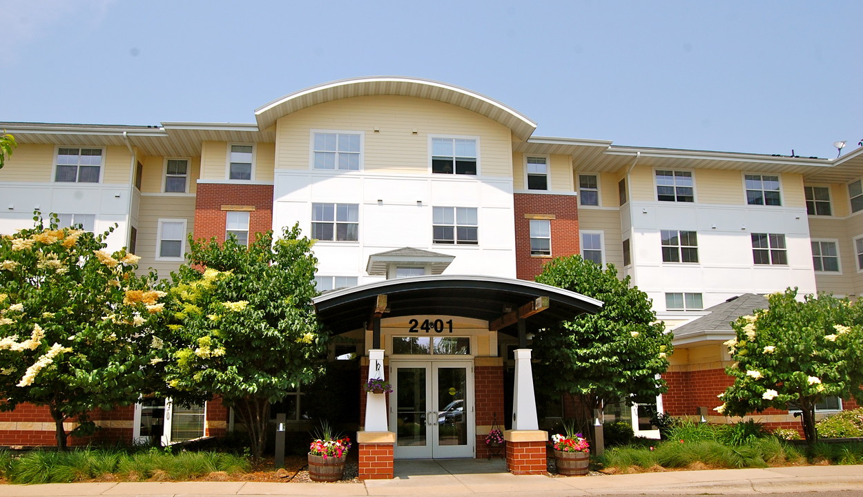 Blaine Town Square Apartments in Blaine, MN - Building Photo