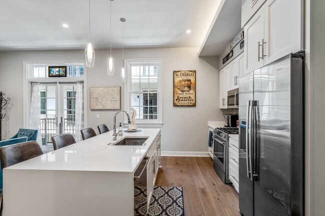 731 St Charles Ave in New Orleans, LA - Building Photo - Building Photo