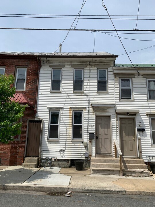 150 N West St in Carlisle, PA - Building Photo