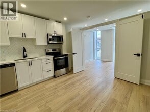 588 Barton St E in Hamilton, ON - Building Photo - Building Photo