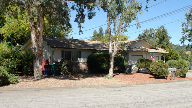 121 Lark Center Dr in Santa Rosa, CA - Building Photo - Building Photo