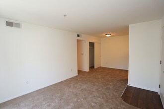 Castaic Lake Senior Apartments in Castaic, CA - Foto de edificio - Building Photo