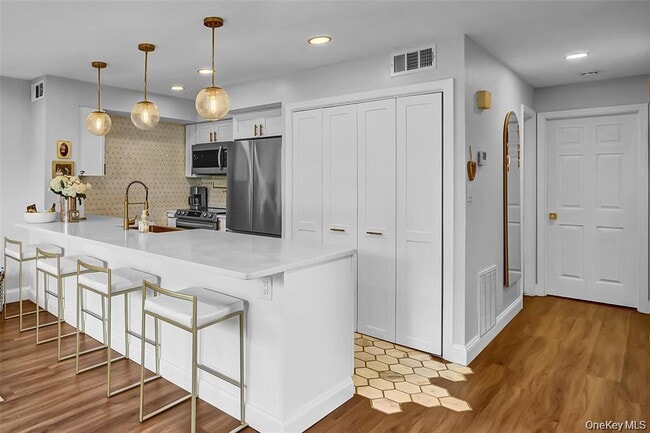 1 Anchorage Way in Freeport, NY - Building Photo - Building Photo