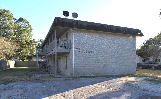 408 E Coombs St in Alvin, TX - Building Photo - Building Photo