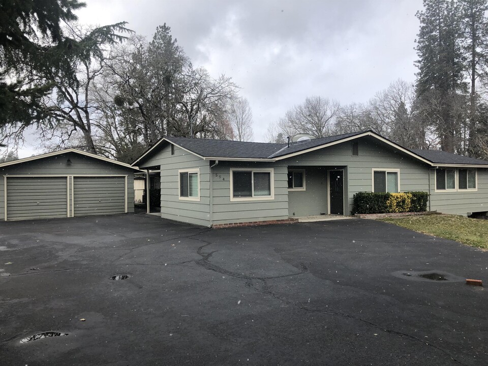 594 Coutant Ln in Grants Pass, OR - Building Photo