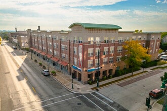 The Berkshire Senior Living in West Allis, WI - Foto de edificio - Building Photo