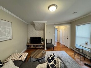 25 4th St, Unit 2 in Medford, MA - Foto de edificio - Building Photo