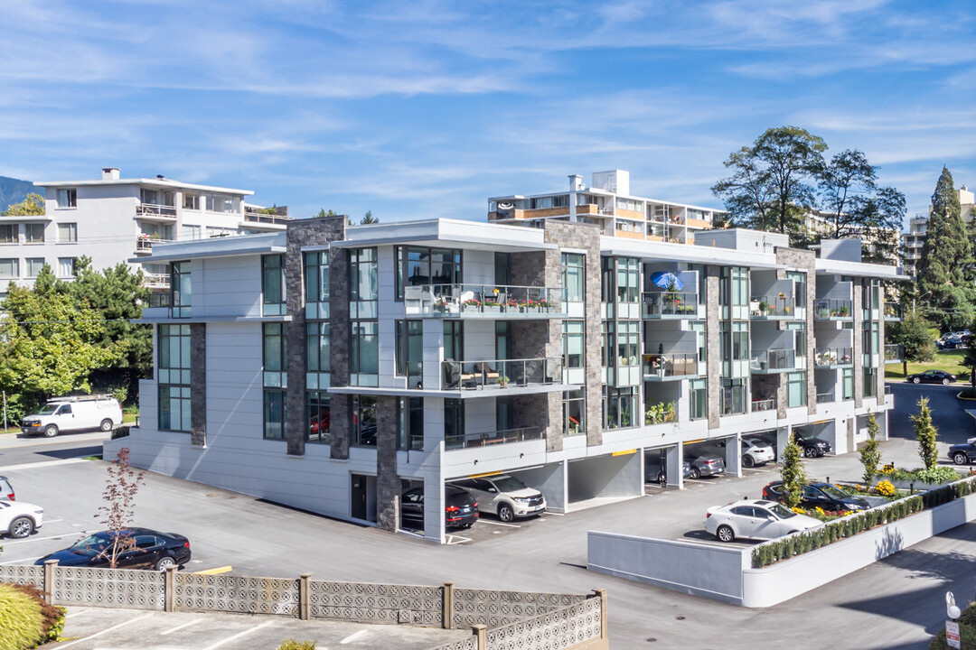 Bellevue in West Vancouver, BC - Building Photo