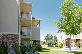 Autumn Hills Apartments in Layton, UT - Foto de edificio - Building Photo