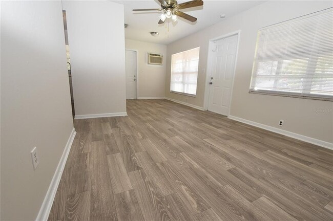 10001 N 22nd St in Tampa, FL - Building Photo - Building Photo