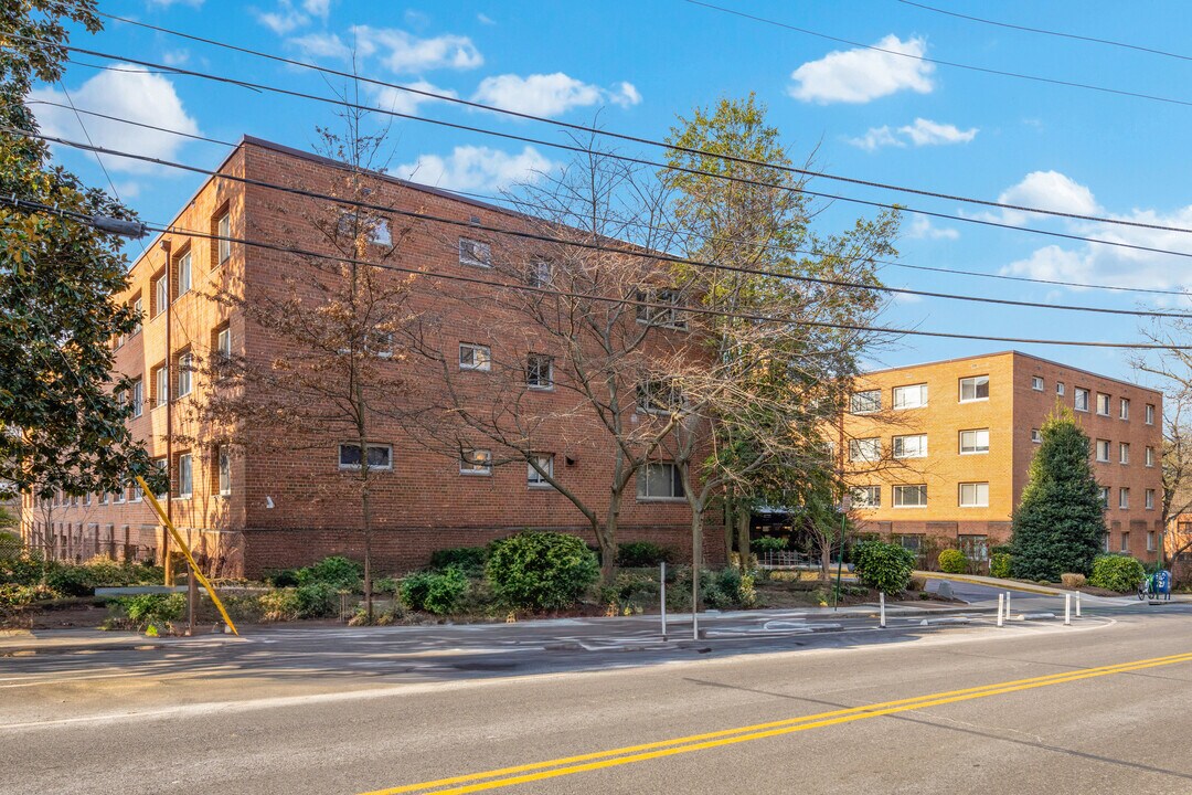 3900 Tunlaw Rd NW in Washington, DC - Foto de edificio
