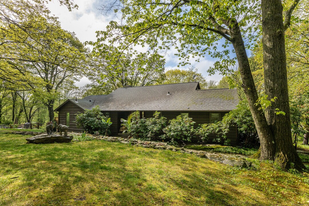 1 Pine Hill Trail in Sherman, CT - Building Photo
