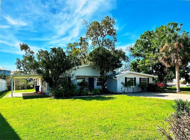 812 Bayview Dr