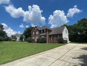 5650 Berry Ridge Dr in Harrisburg, NC - Building Photo - Building Photo