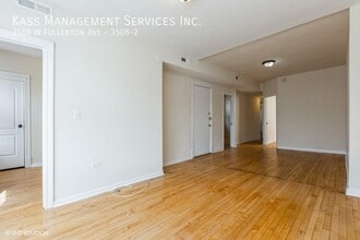 3508 W Fullerton Ave in Chicago, IL - Foto de edificio - Building Photo