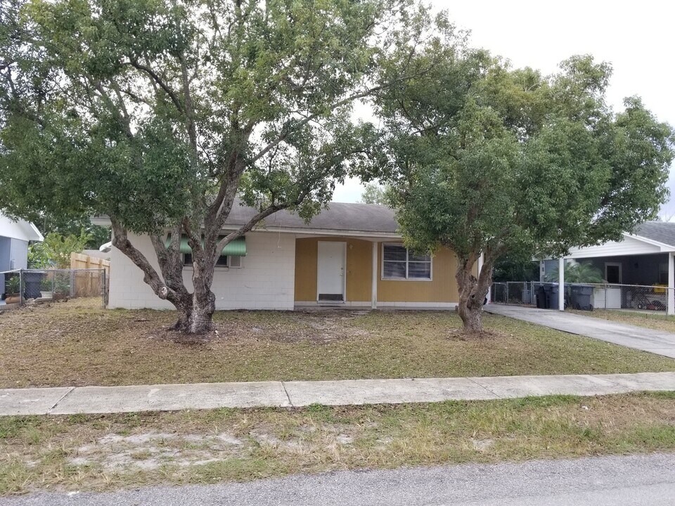 302 Ogden St in Winter Haven, FL - Building Photo