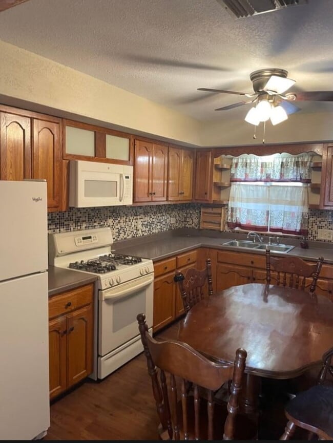 141 W Dickson Ave in San Antonio, TX - Foto de edificio - Building Photo